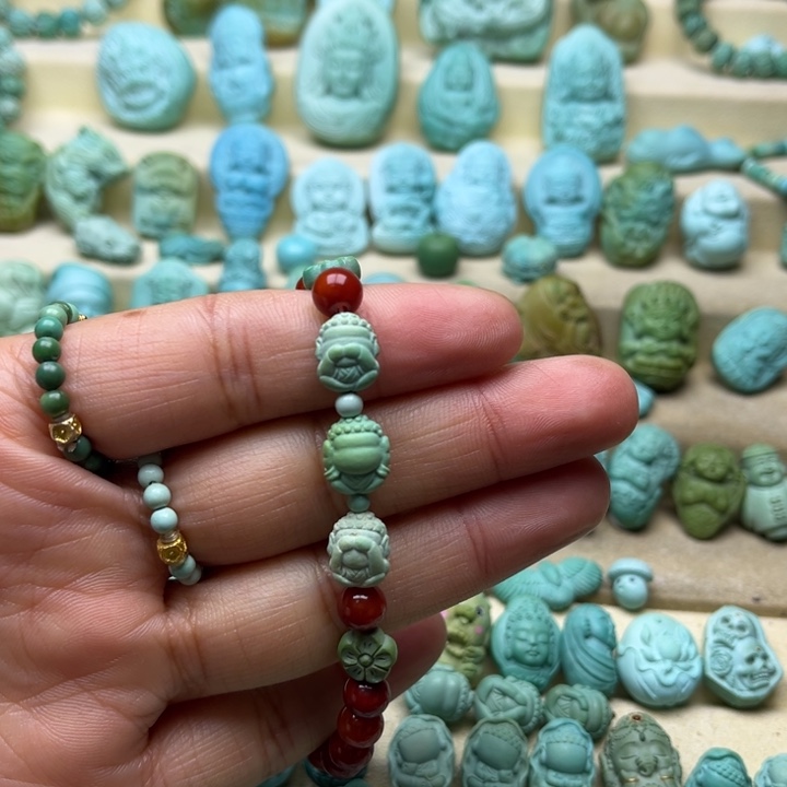 绿松石未镶嵌颈饰