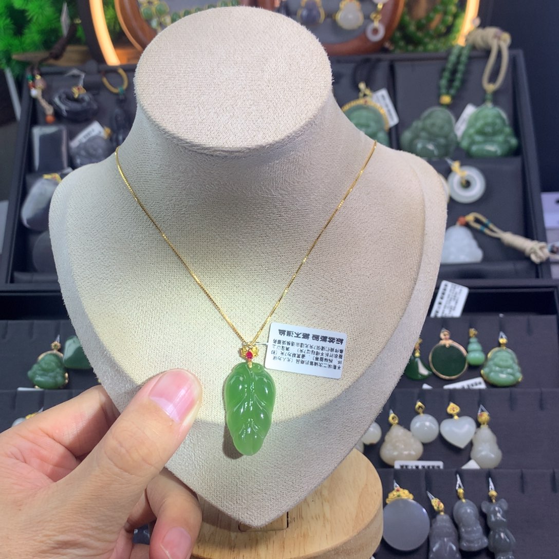 和田玉吊坠18K金镶嵌