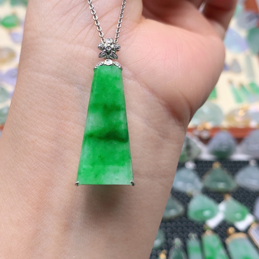 【闪购商品】翡翠吊坠(不含链)18K金镶嵌