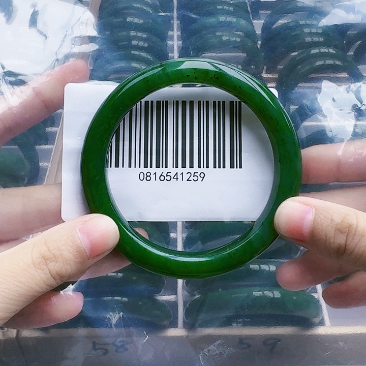 和田玉（碧玉）手镯未镶嵌60微瑕有抠手点