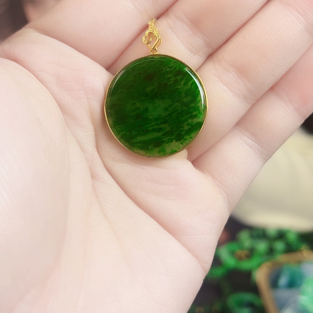 翡翠颈饰18K金镶嵌吊坠
