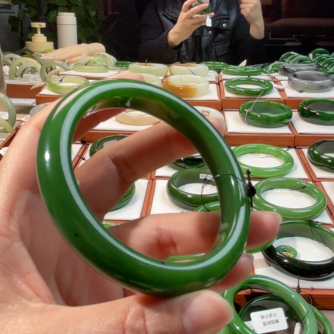 和田玉（碧玉）未镶嵌手镯