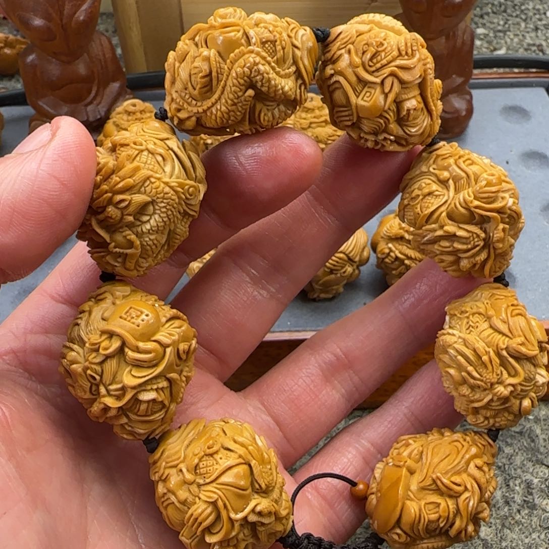 橄榄核吊坠朱*平……………………