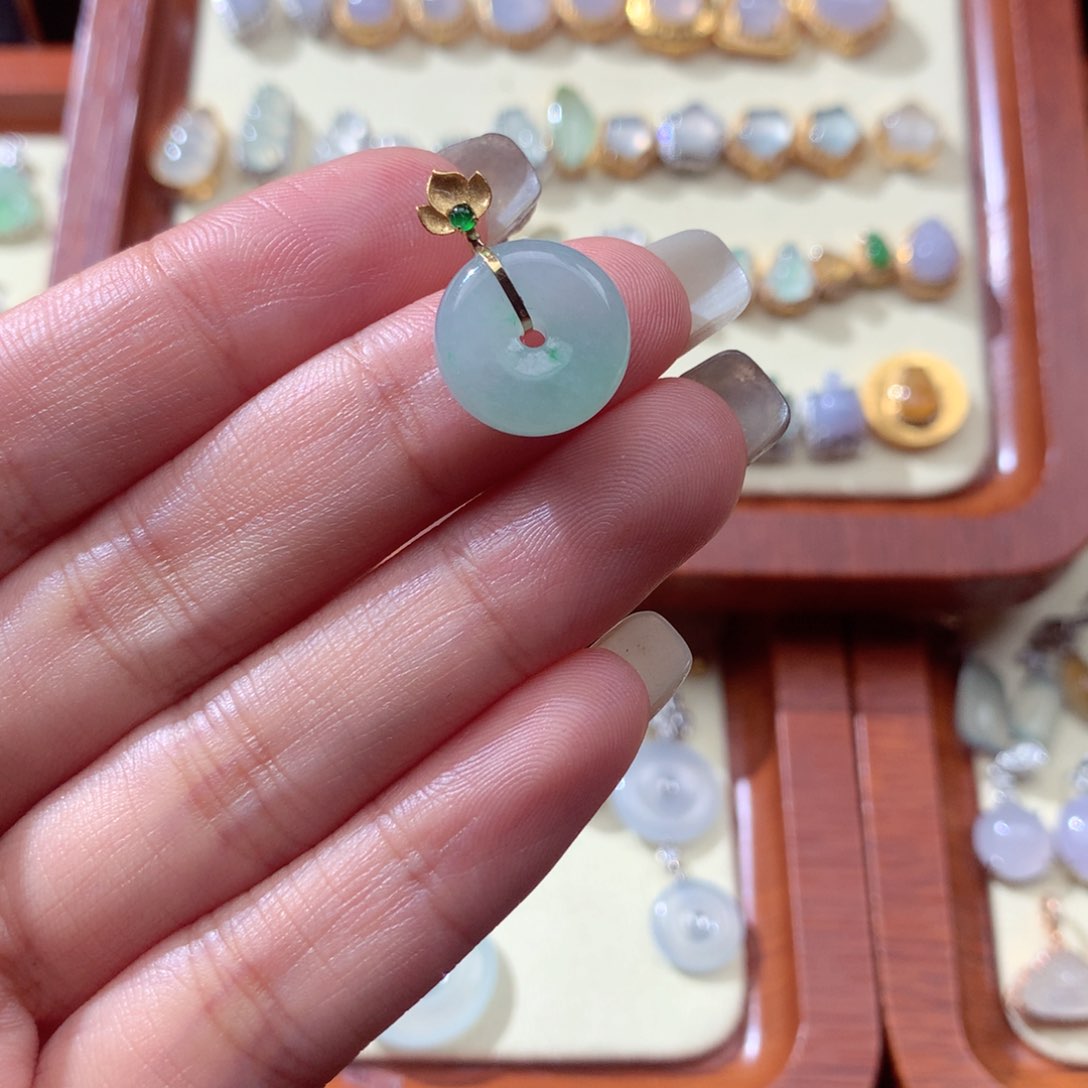 翡翠颈饰18K金镶嵌翡翠