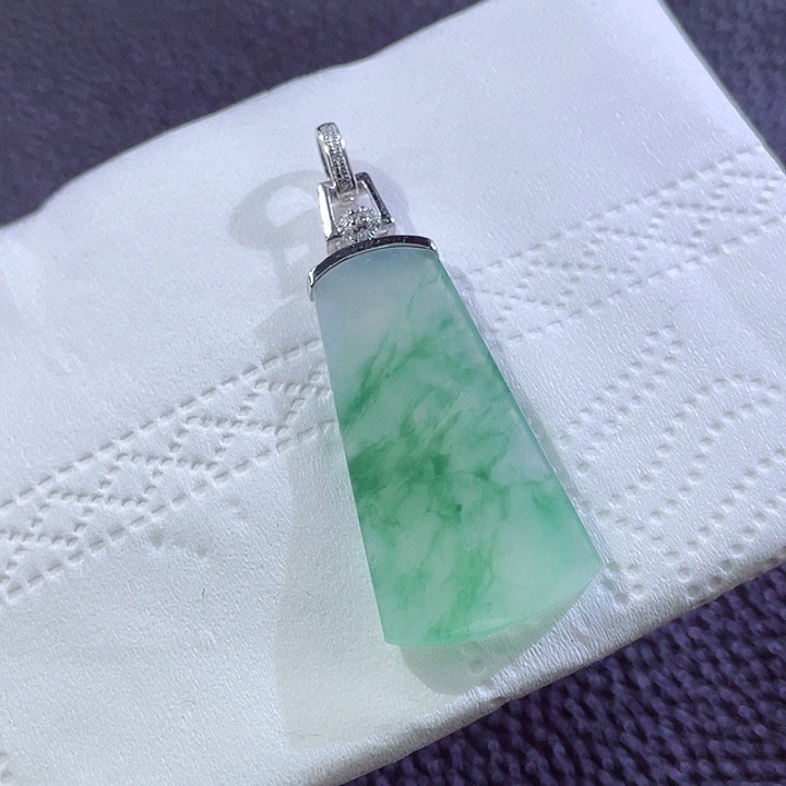 翡翠颈饰18K金镶嵌翡翠