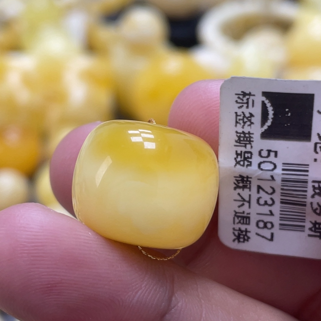 蜜蜡未镶嵌裸石18*14.9mm瑕疵