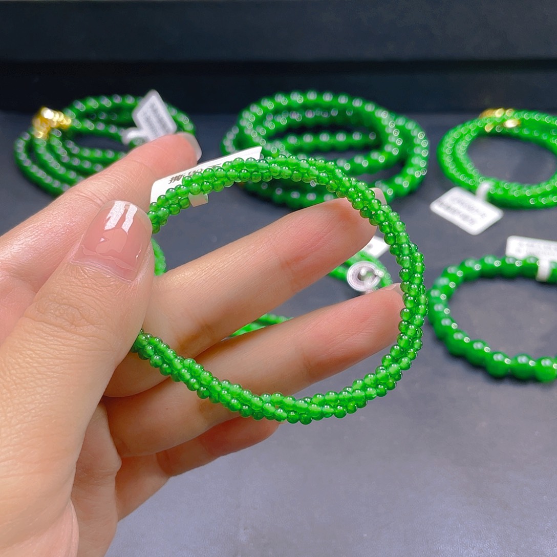 翡翠未镶嵌颈饰    