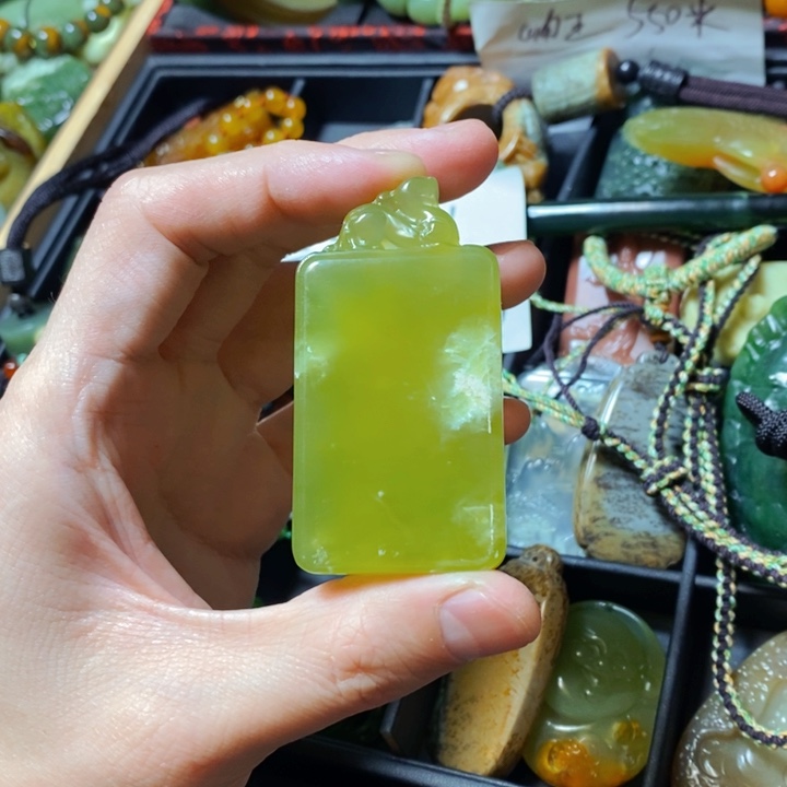 蛇纹石玉颈饰未镶嵌