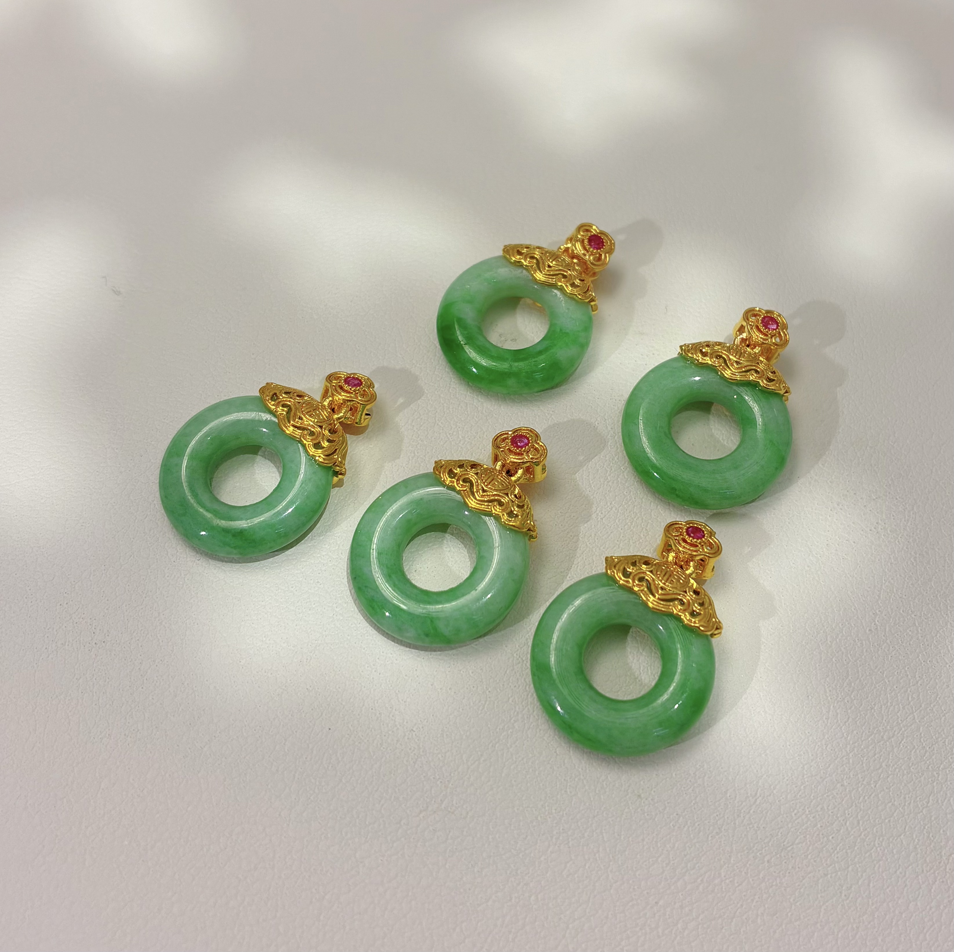 翡翠甜甜圈吊坠 18k金 2981 多样性发一件（不带链）