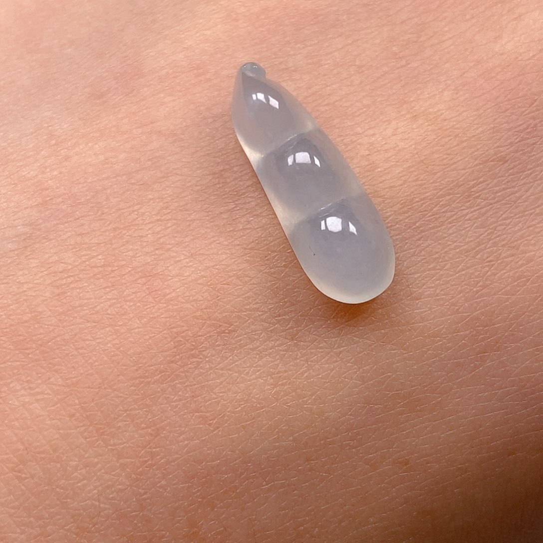 翡翠未镶嵌颈饰福豆