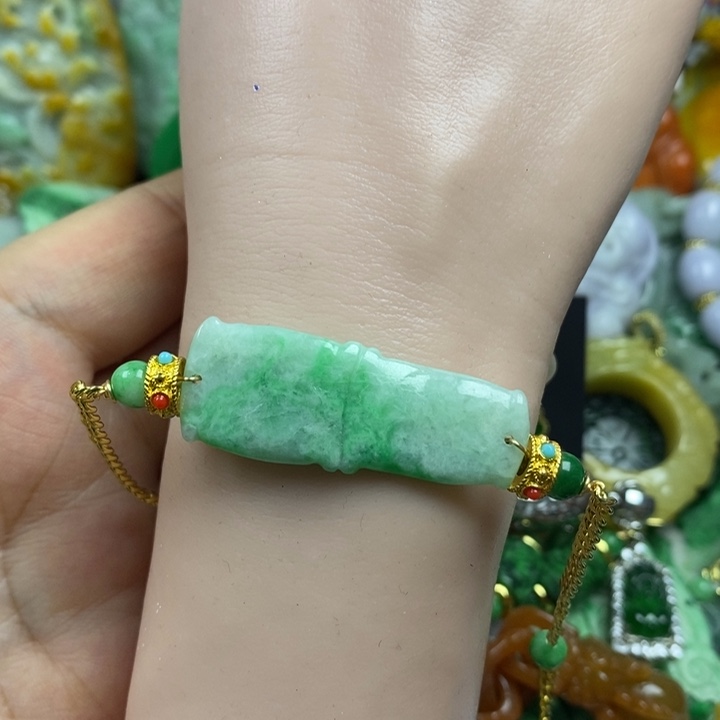 翡翠未镶嵌吊坠(赠链)