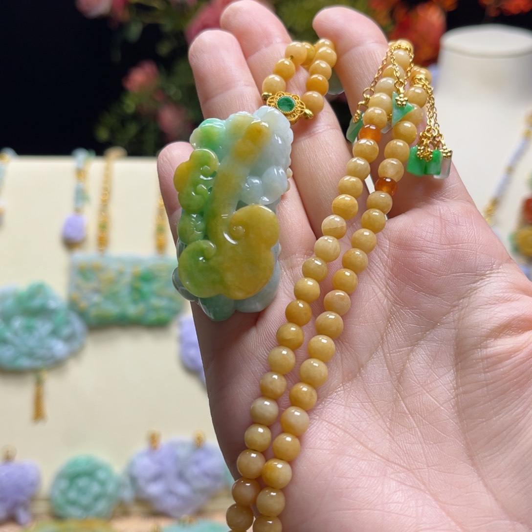 翡翠颈饰未镶嵌杨*姐天然
