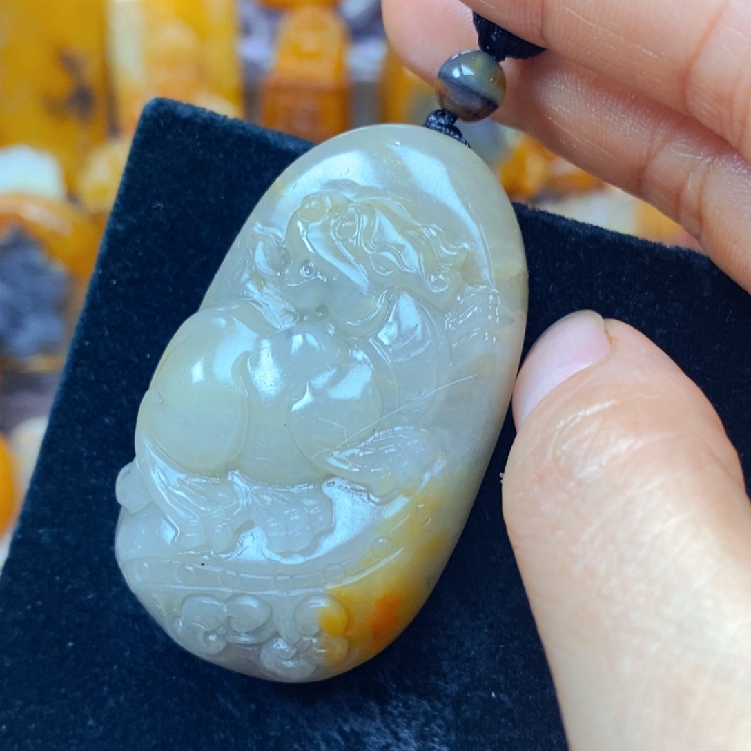 未镶嵌石英质玉（黄龙玉）颈饰