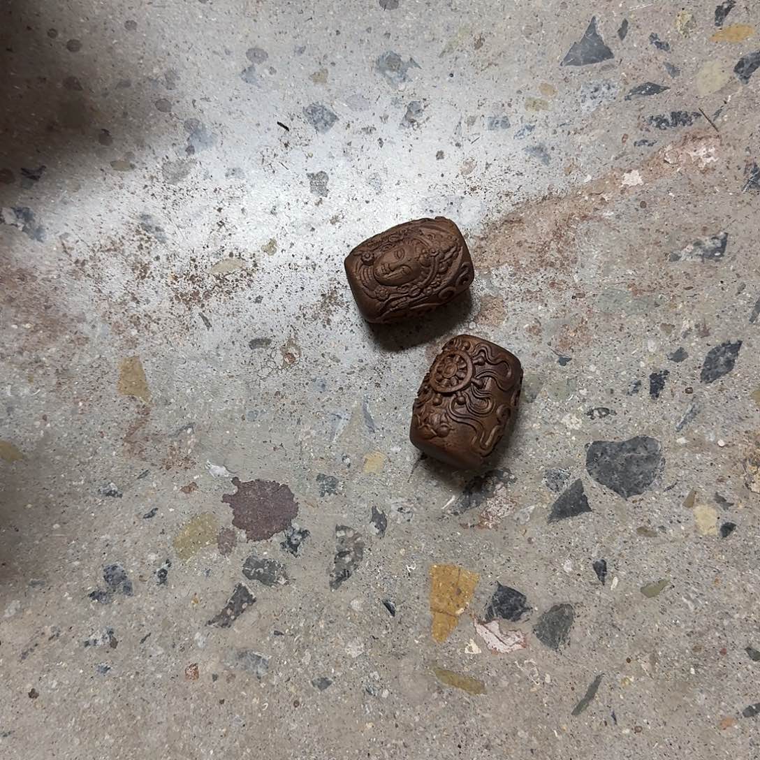 杨***Y木（非红木类）盖置2个特价