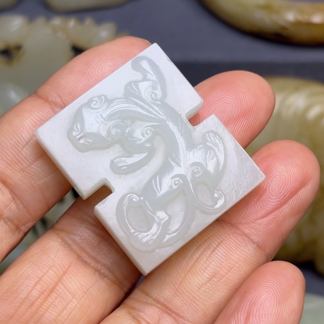 和田玉（糖玉）挂件未镶嵌风**龙