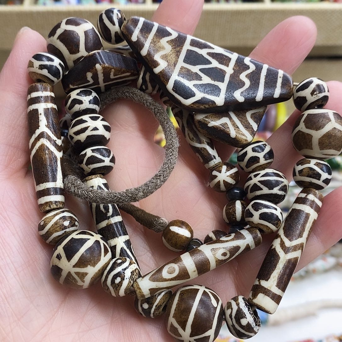 琉璃颈饰帮迪克一条