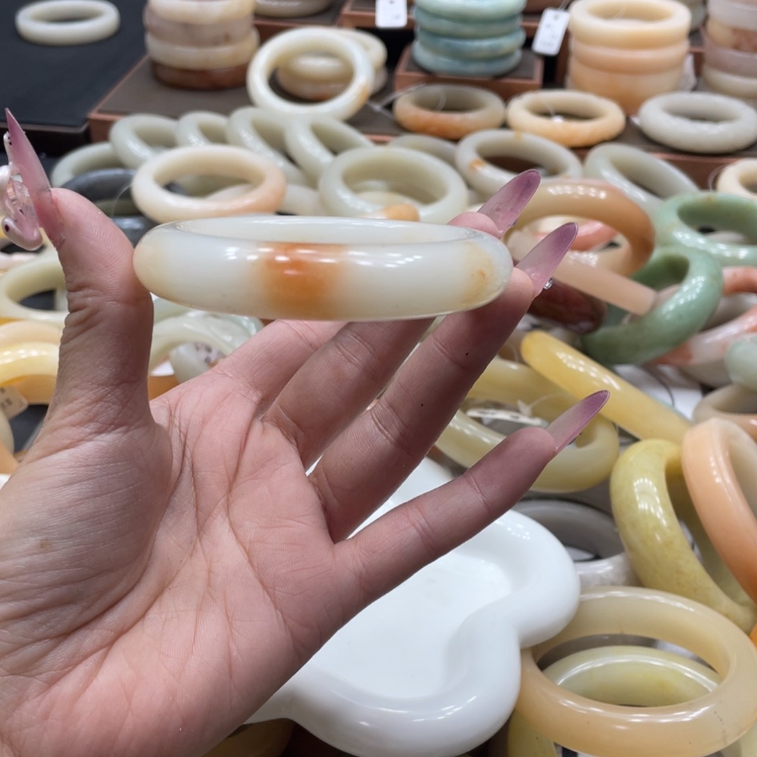 石英质玉未镶嵌手镯在****猪