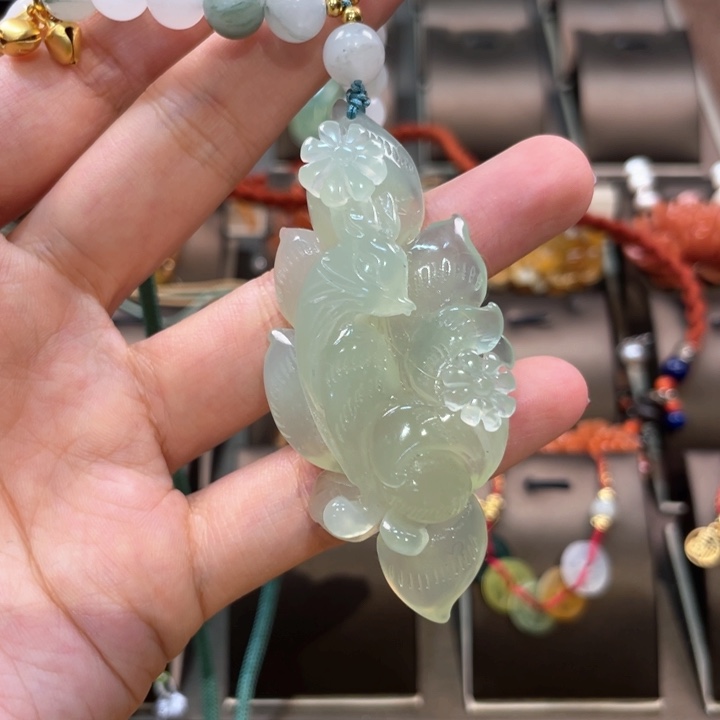 蛇纹石玉颈饰未镶嵌