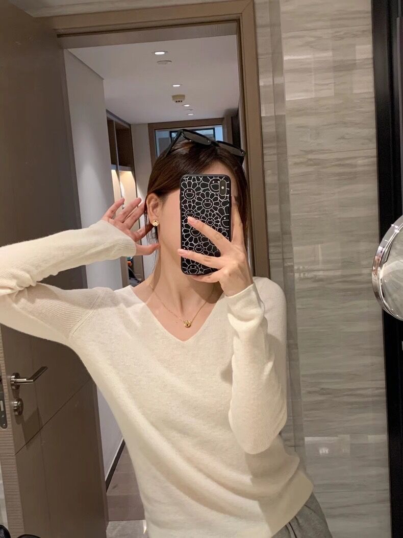 精纺细羊毛  v领修身显瘦针织打底衫