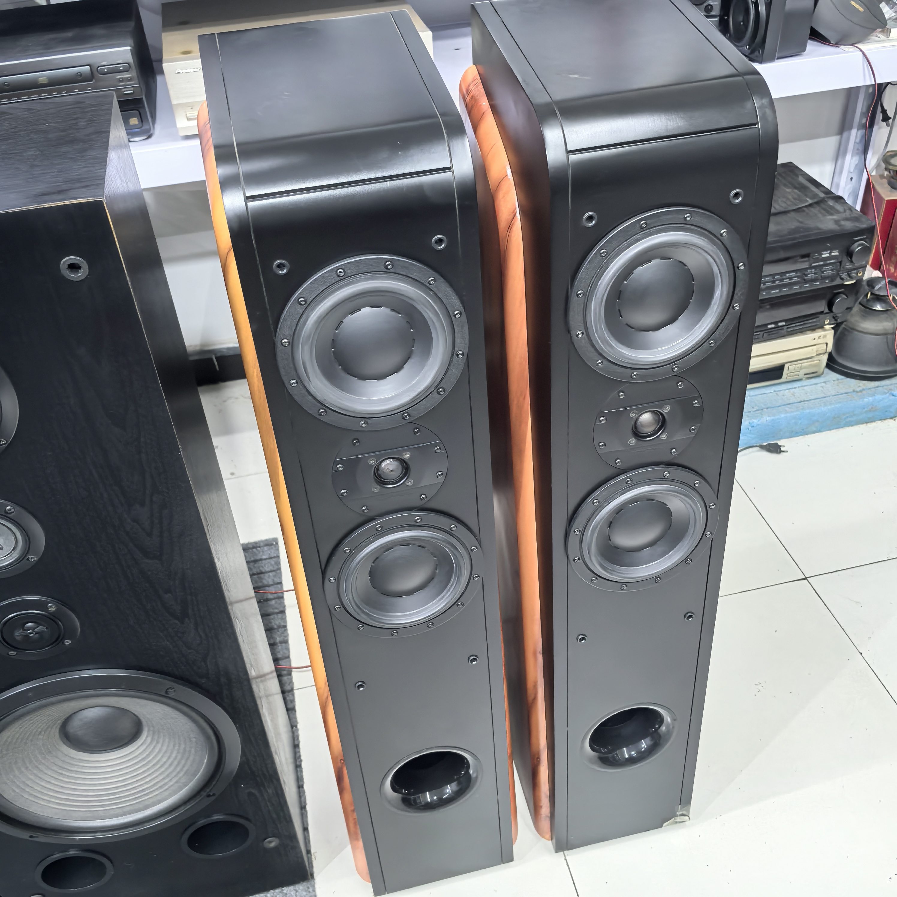 9新  HW音箱，正常使用，邮费自理