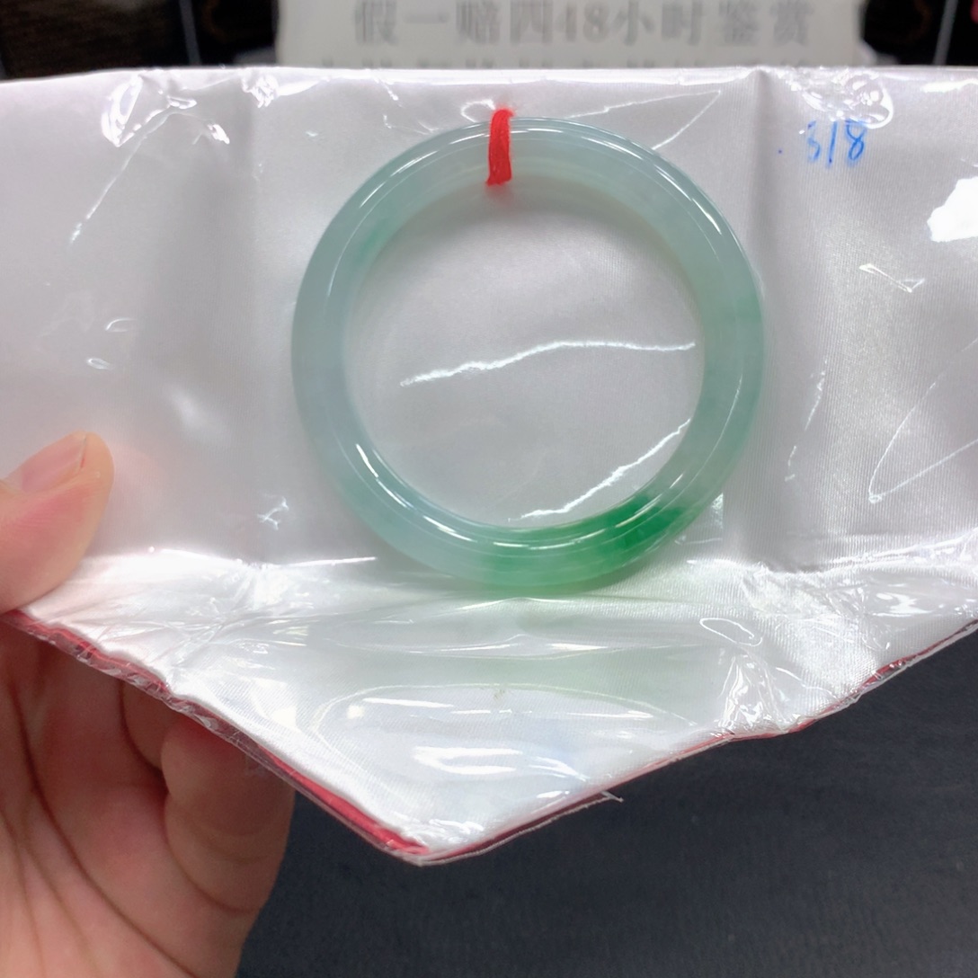翡翠手镯未镶嵌翡翠手镯