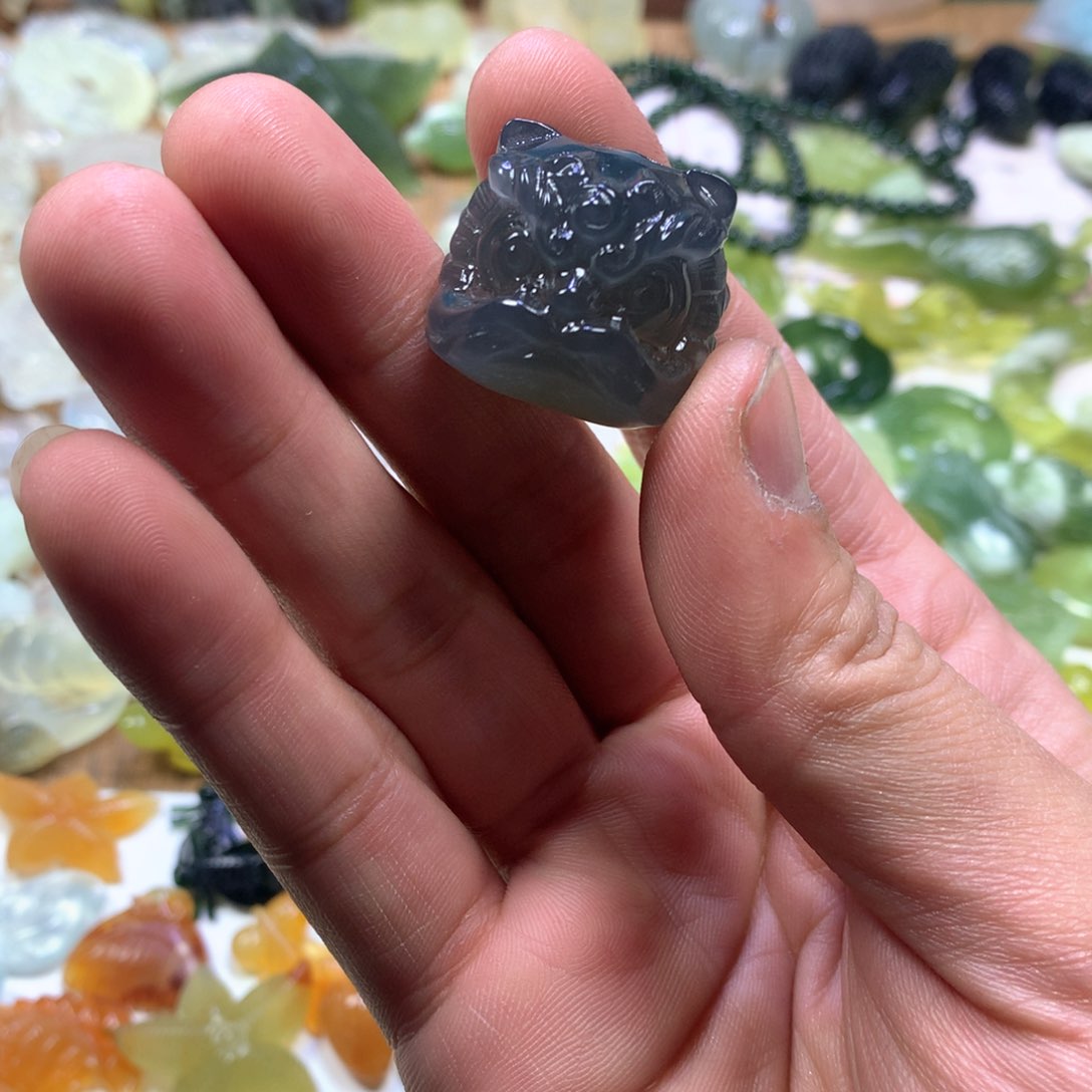 岫玉颈饰未镶嵌醒狮