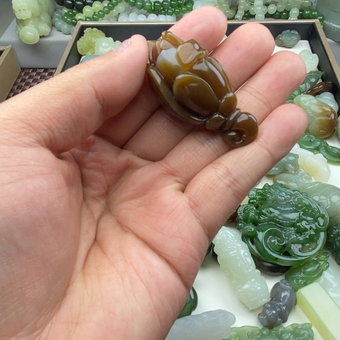 一***鱼和田玉未镶嵌颈饰