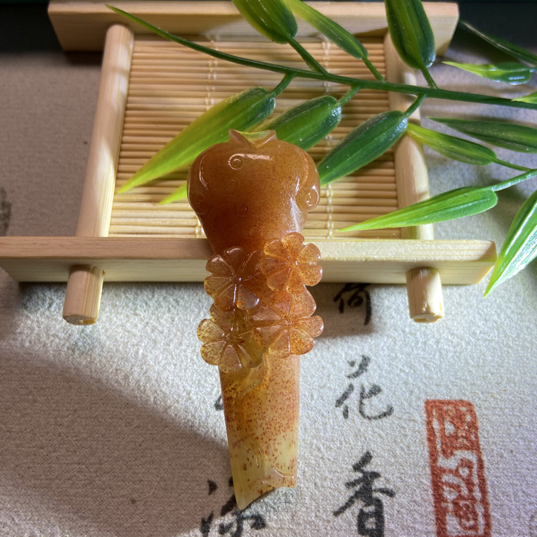 天然岫玉旗袍太阳花 手工雕刻挂坠项链颈饰吊坠玉石辽阳红花玉