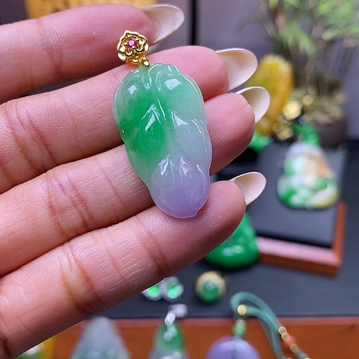 翡翠未镶嵌吊坠(赠链)