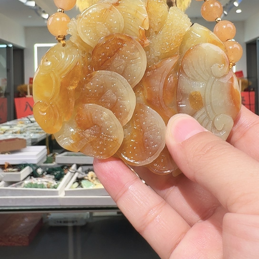 岫玉未镶嵌颈饰吊坠