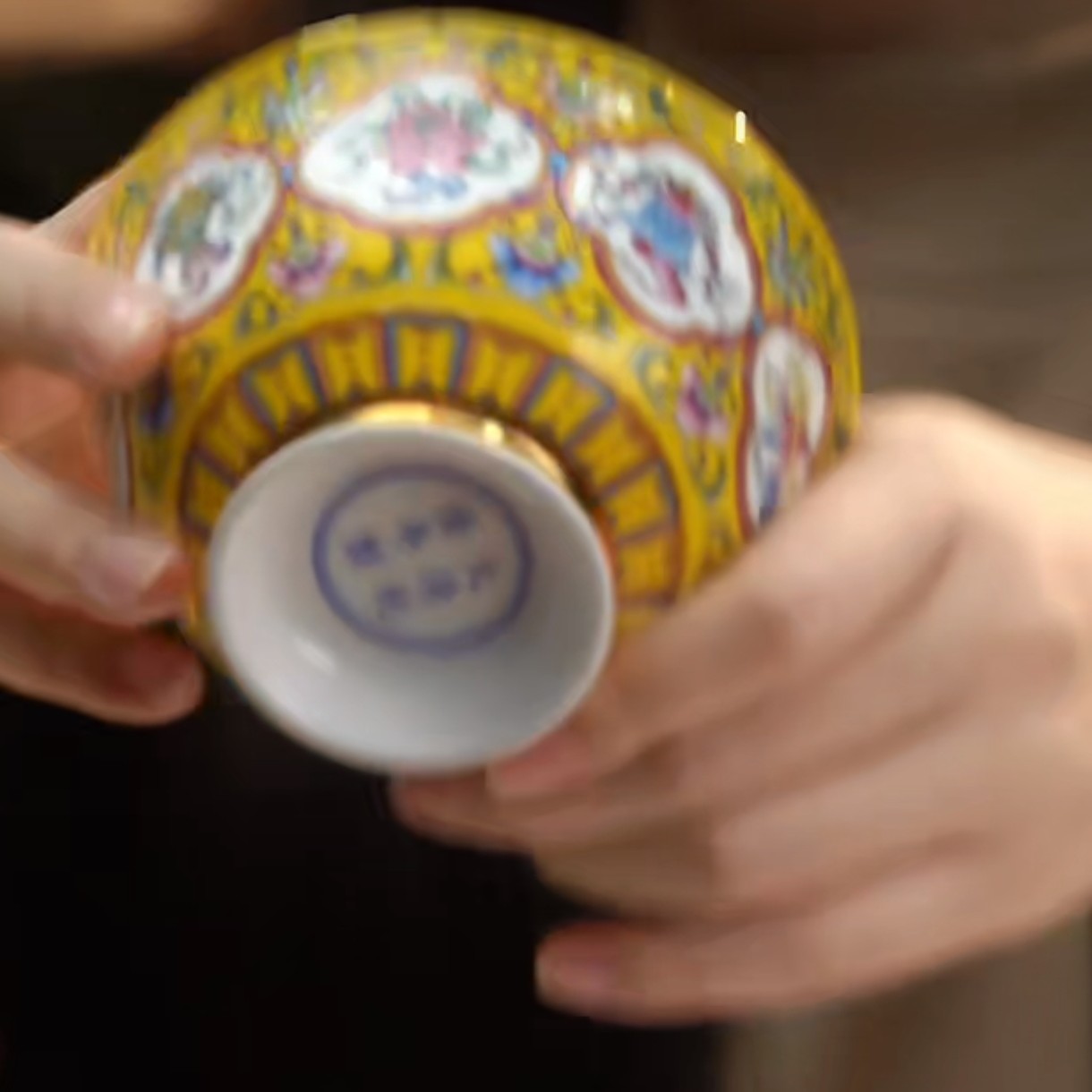 黄地粉彩开窗佛家八宝纹杯