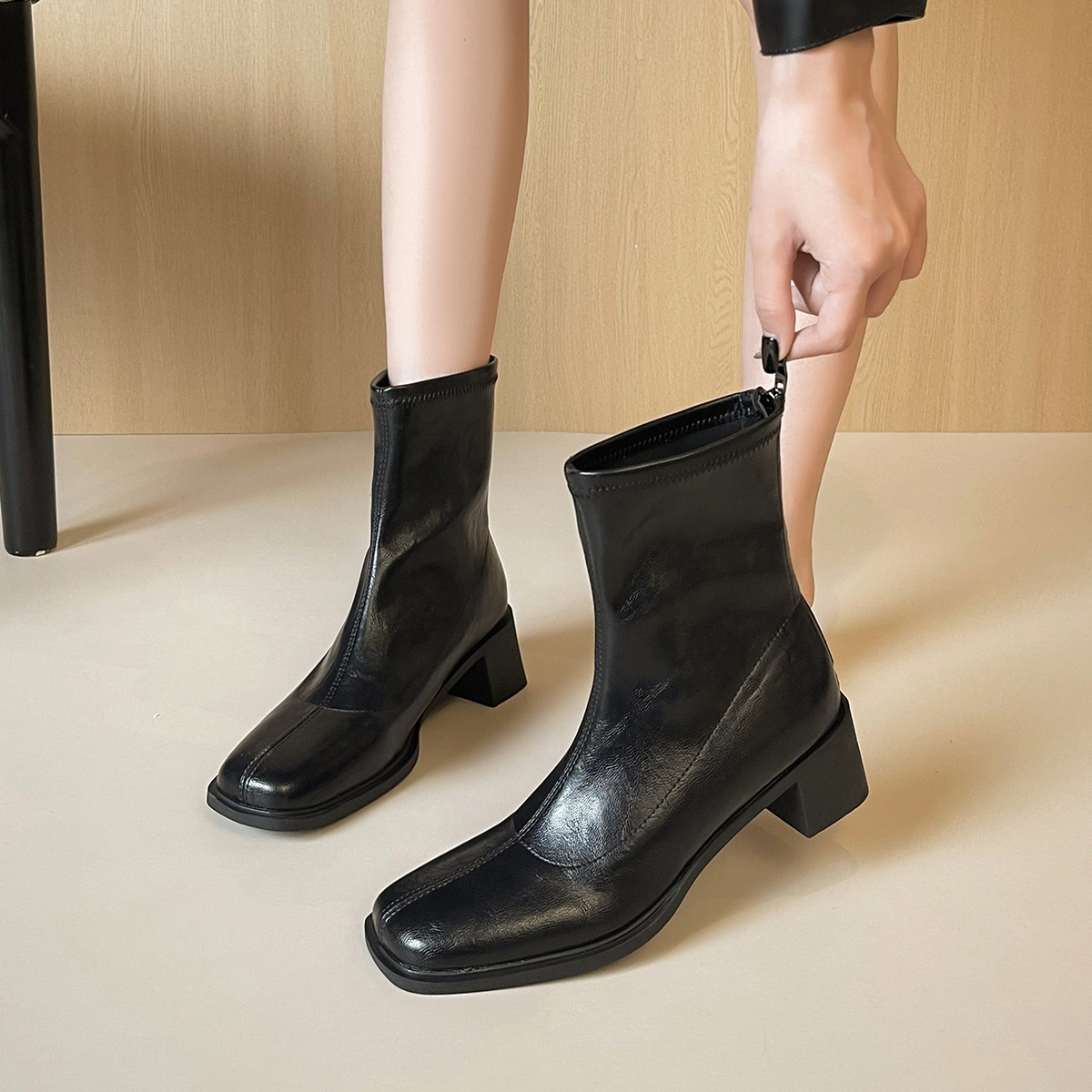 威威女郎 静音底短靴通勤高跟弹力瘦瘦靴秋冬软底复古女靴