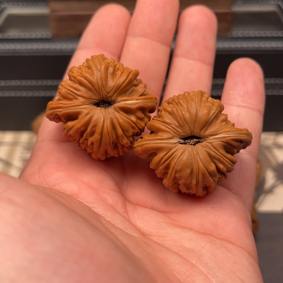 文玩核桃吊坠龙***。38.5汉高楼