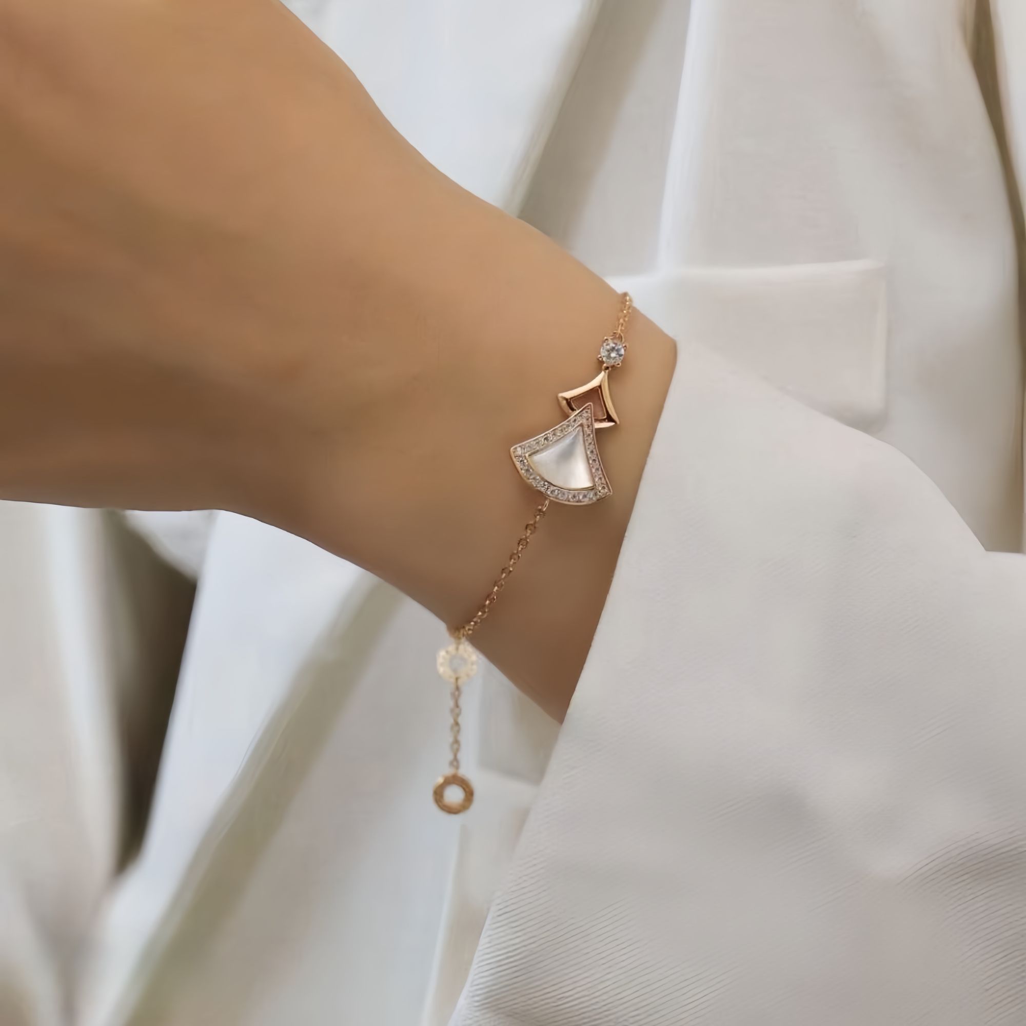 铜合金贝壳手链 小裙子手链饰品品牌高定轻奢小众高级感首饰女款