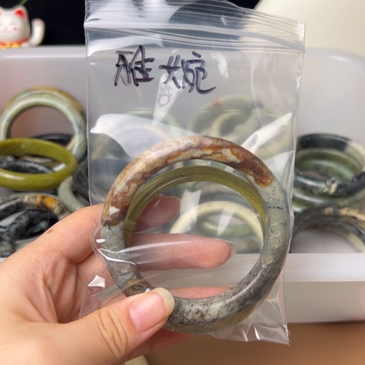 蛇纹石玉手镯未镶嵌三*