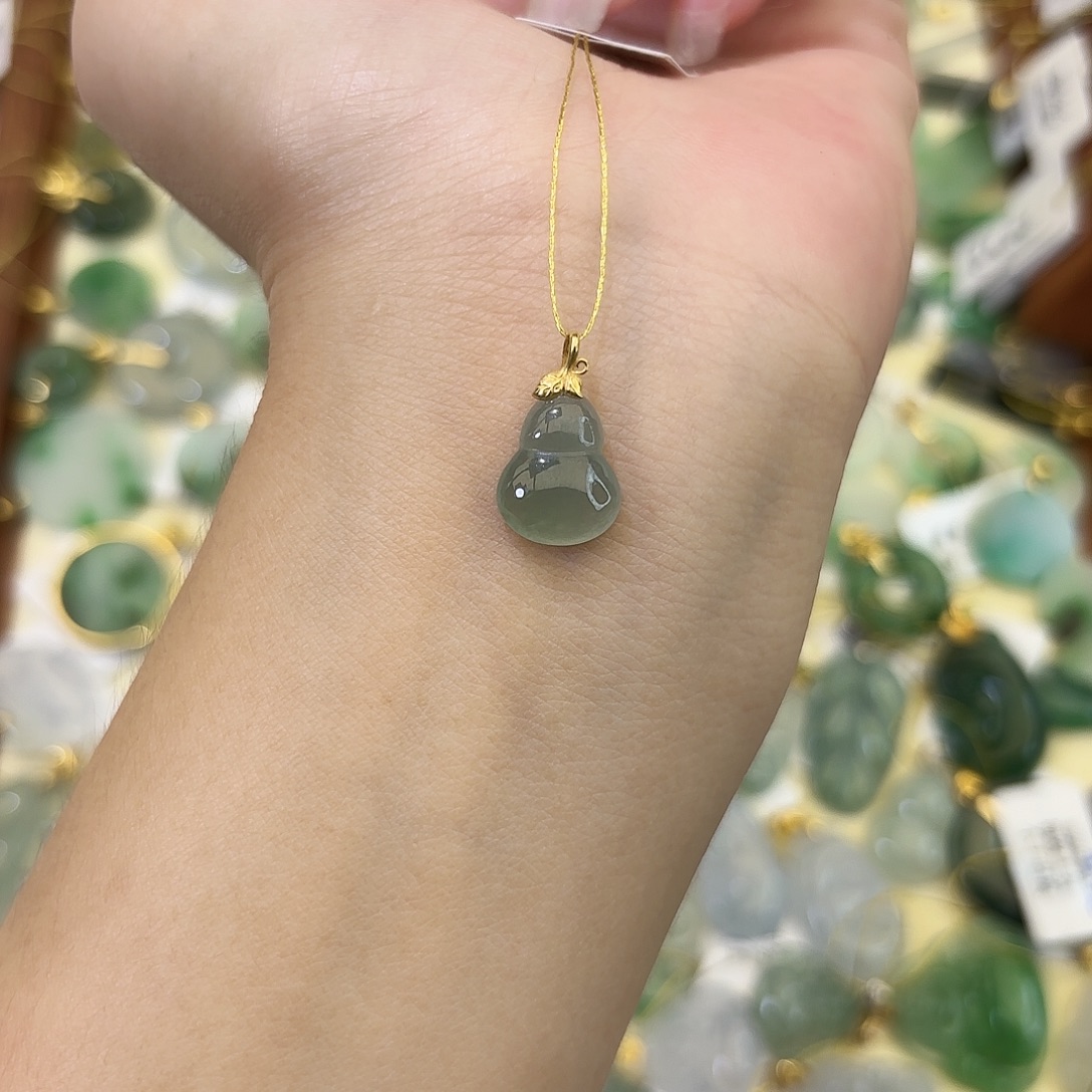 颈饰18K金镶嵌翡翠葫芦