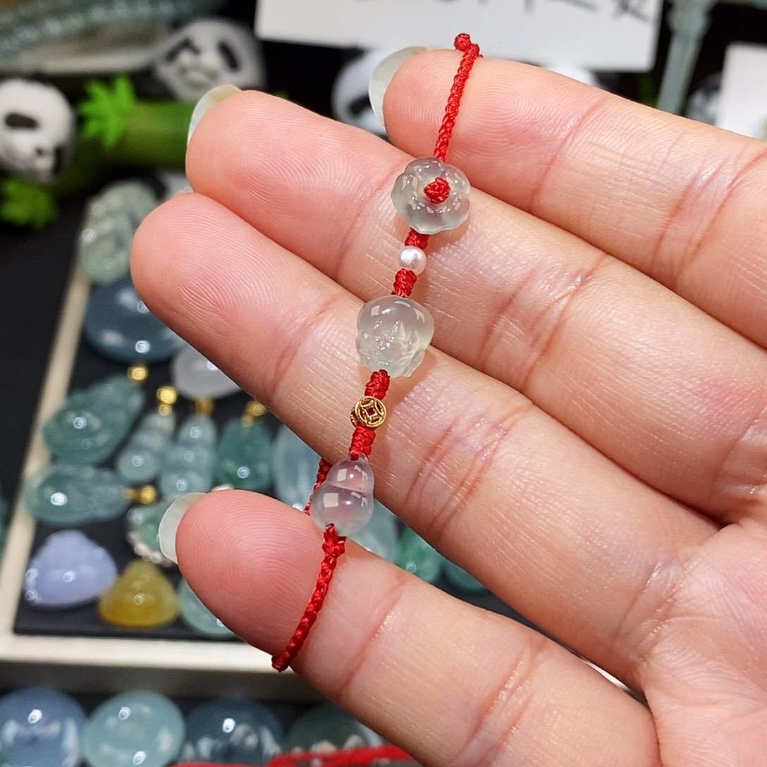 南***装翡翠未镶嵌颈饰冰种红绳