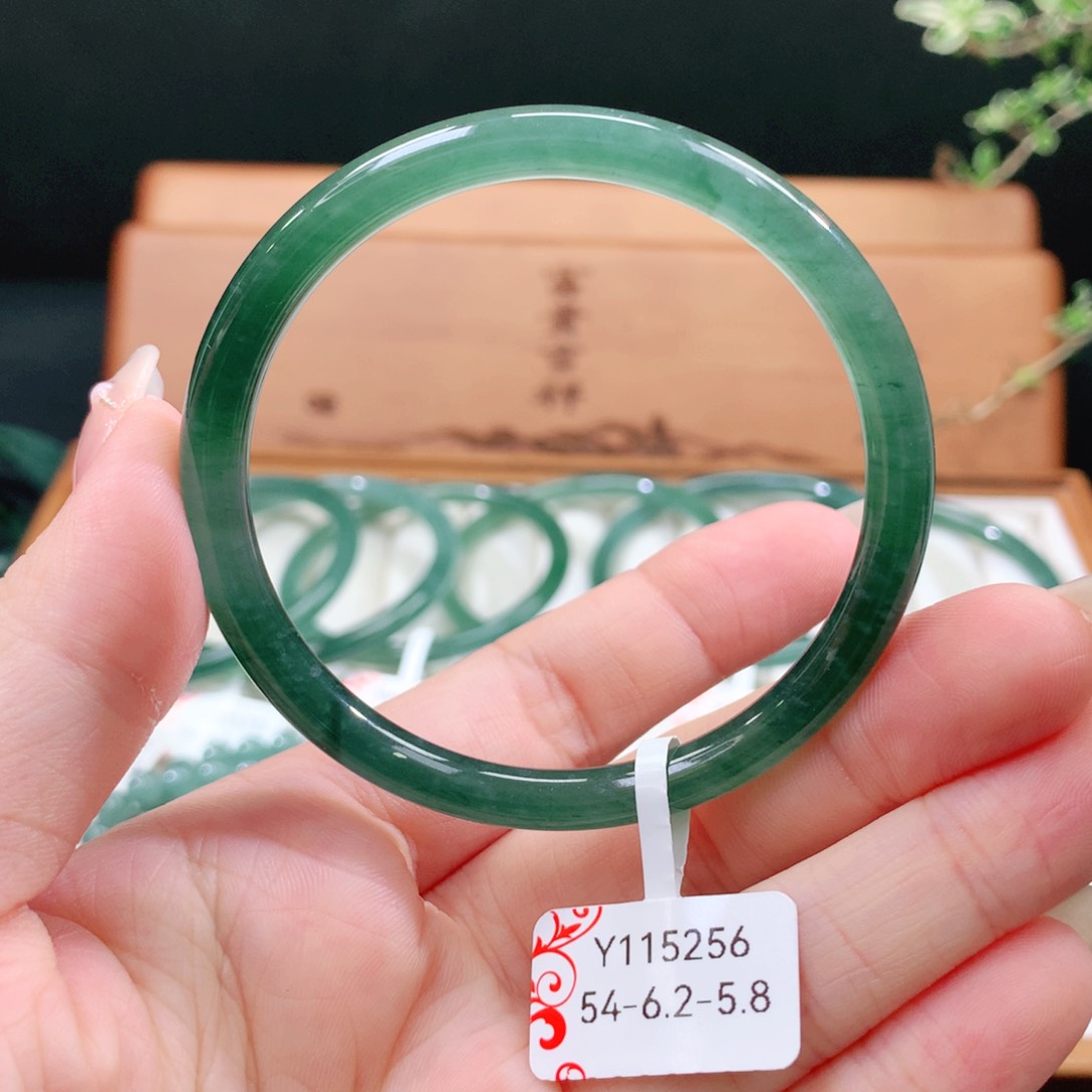 翡翠手镯未镶嵌天然