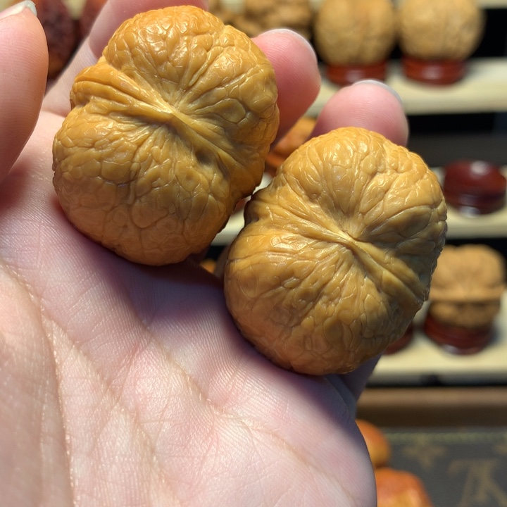 罗***炮文玩核桃把件39.8方尊