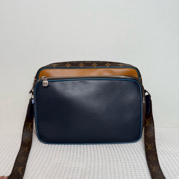 99新 LouisVuitton/路易威登 98新/6059经典时尚全皮水波纹记者包