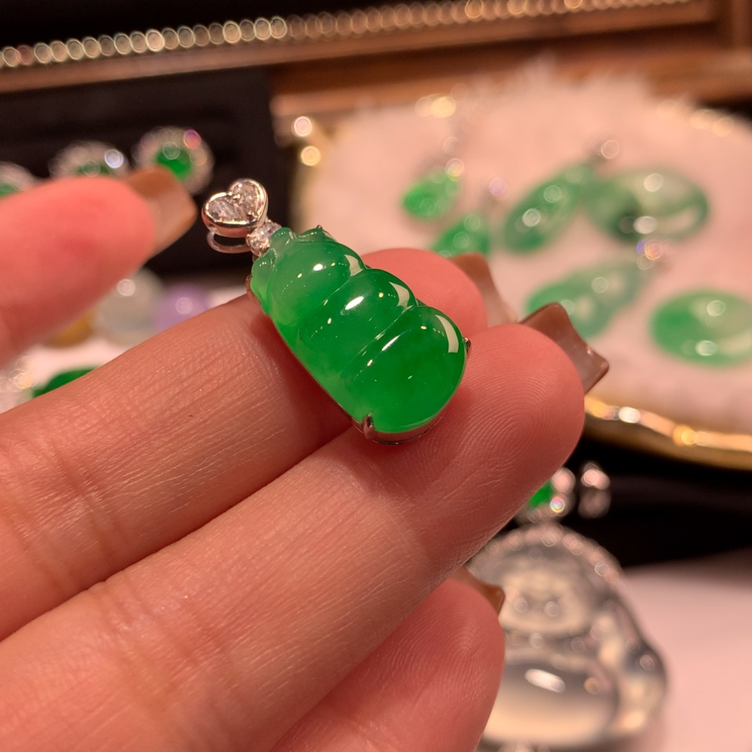 翡翠颈饰18K金镶嵌吊坠