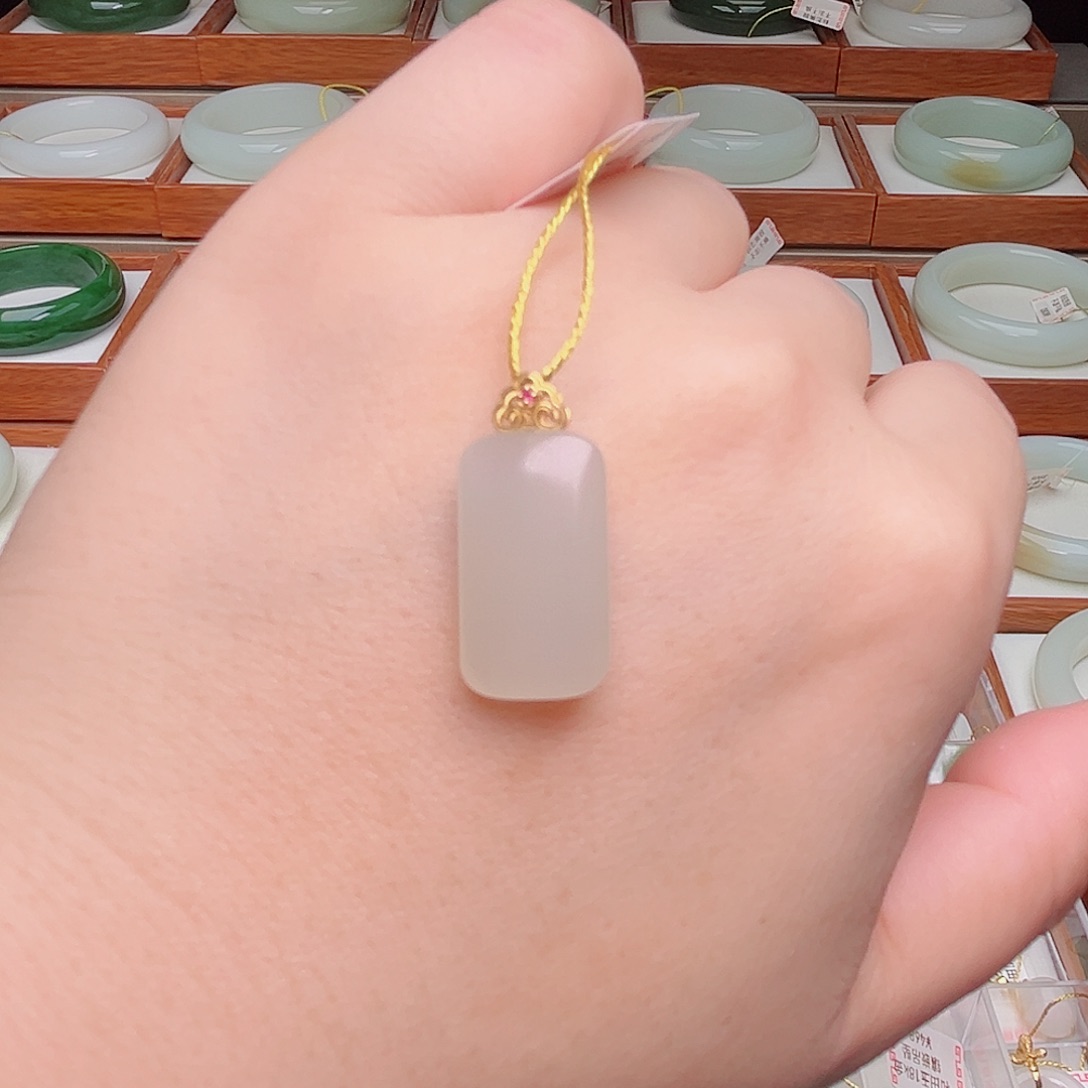 颈饰18K金镶嵌和田玉