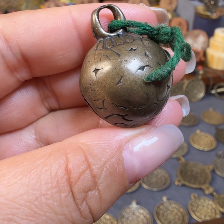 金属材质铃铛一个