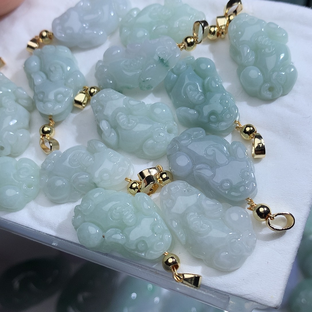 翡翠未镶嵌颈饰多样性发其一对