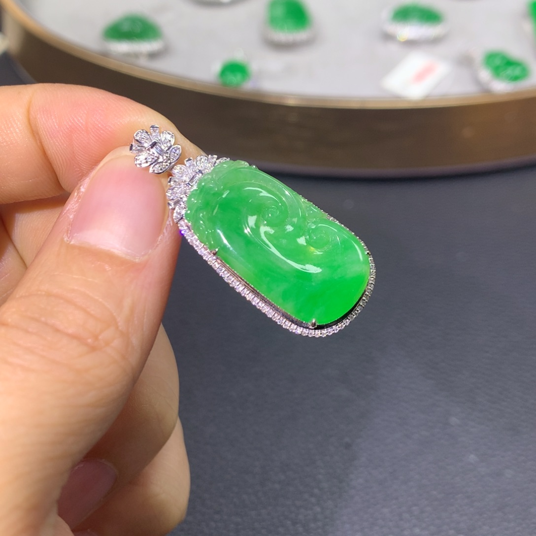 翡翠颈饰18K金镶嵌翡翠