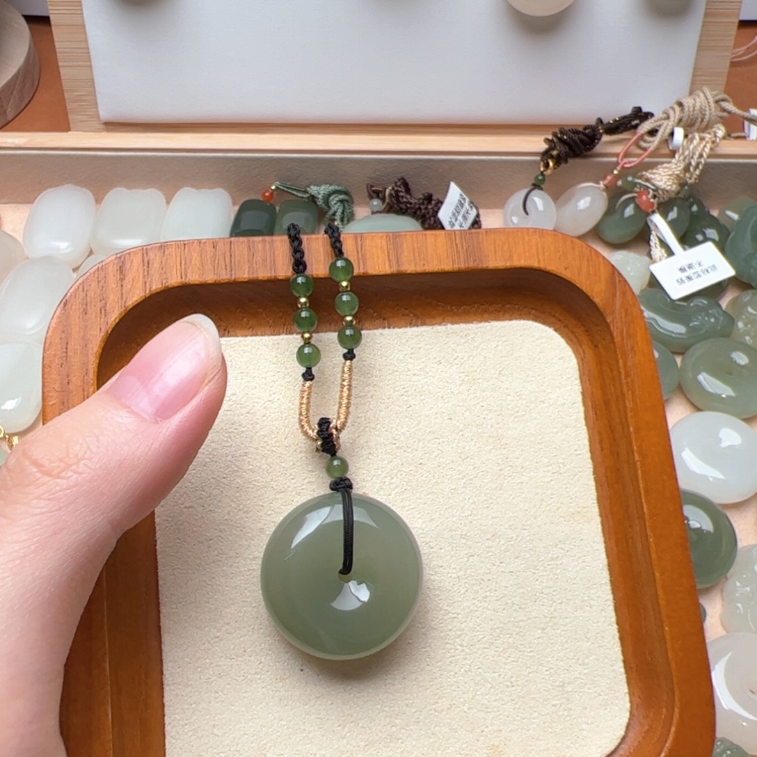 王***0和田玉未镶嵌颈饰