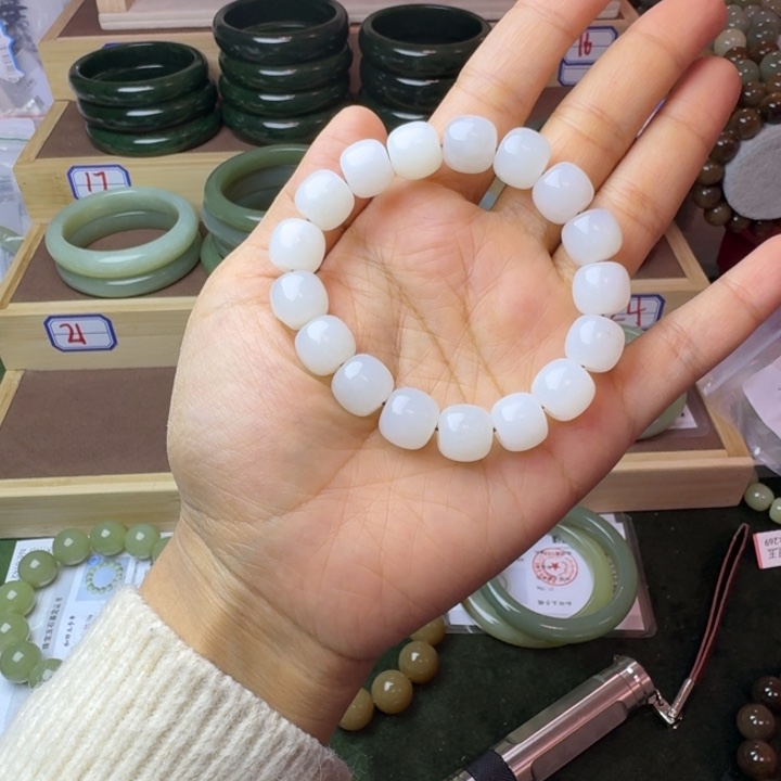 羽***萱和田玉（糖玉）未镶嵌手镯