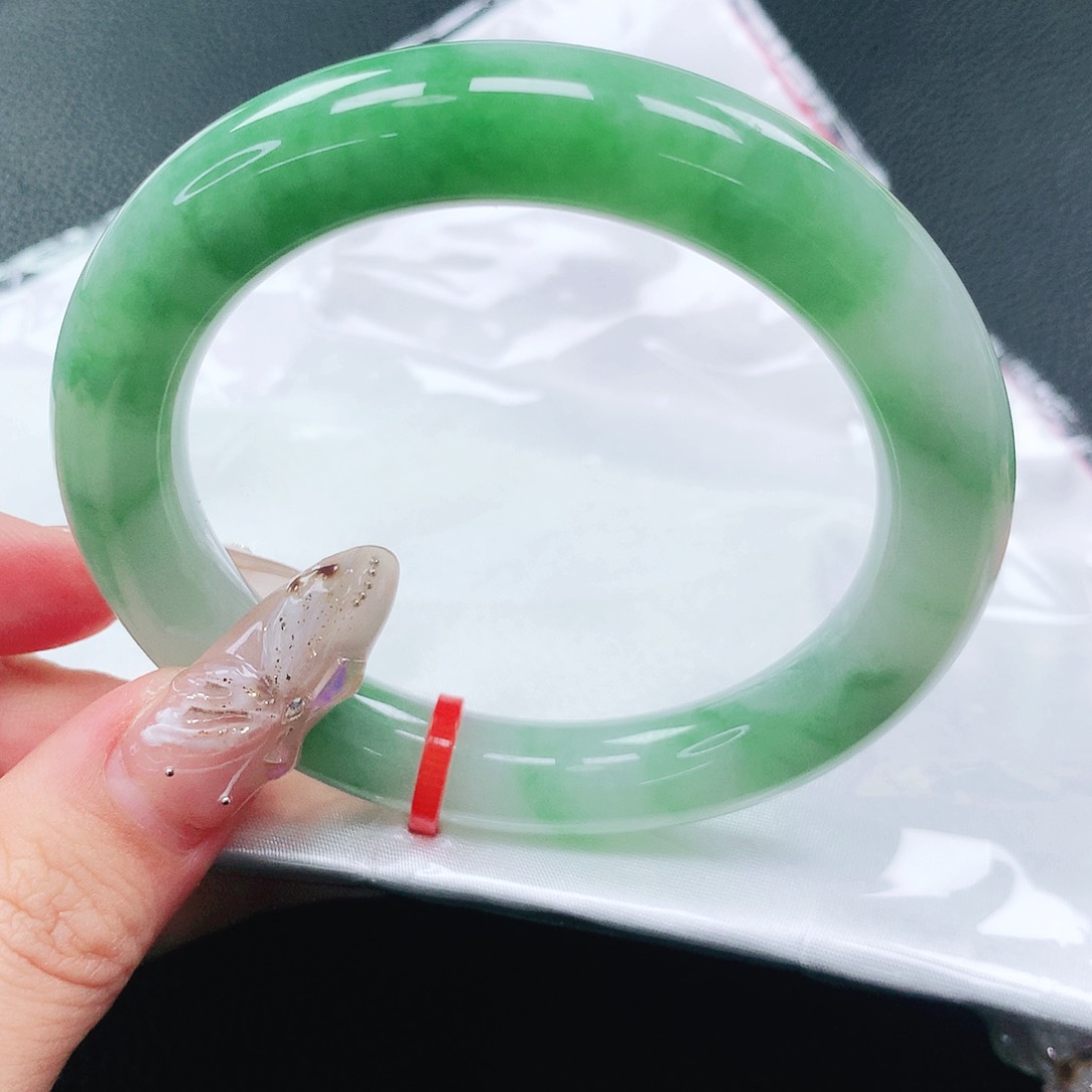 翡翠手镯未镶嵌54圈