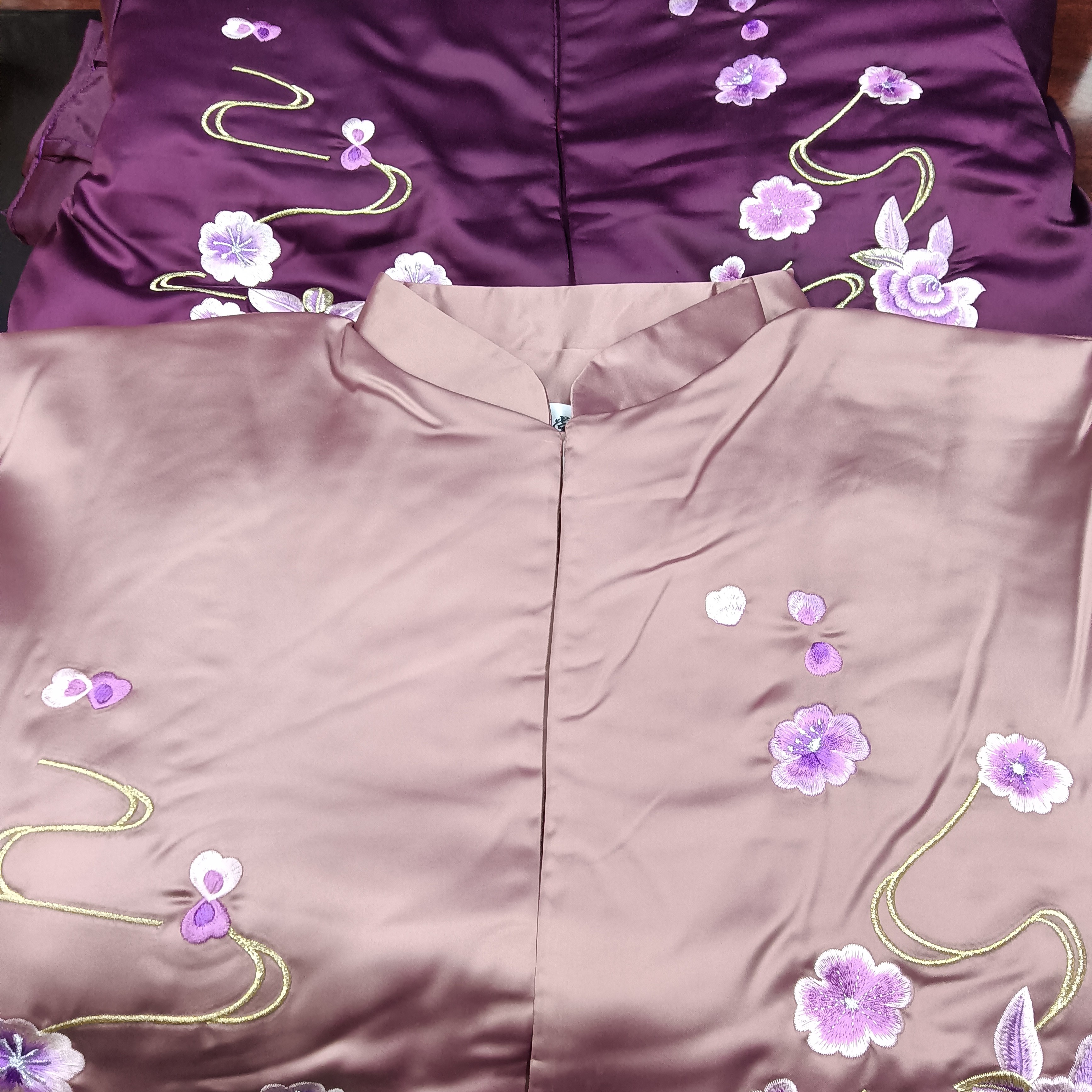 高档现代女式绣花寿服，