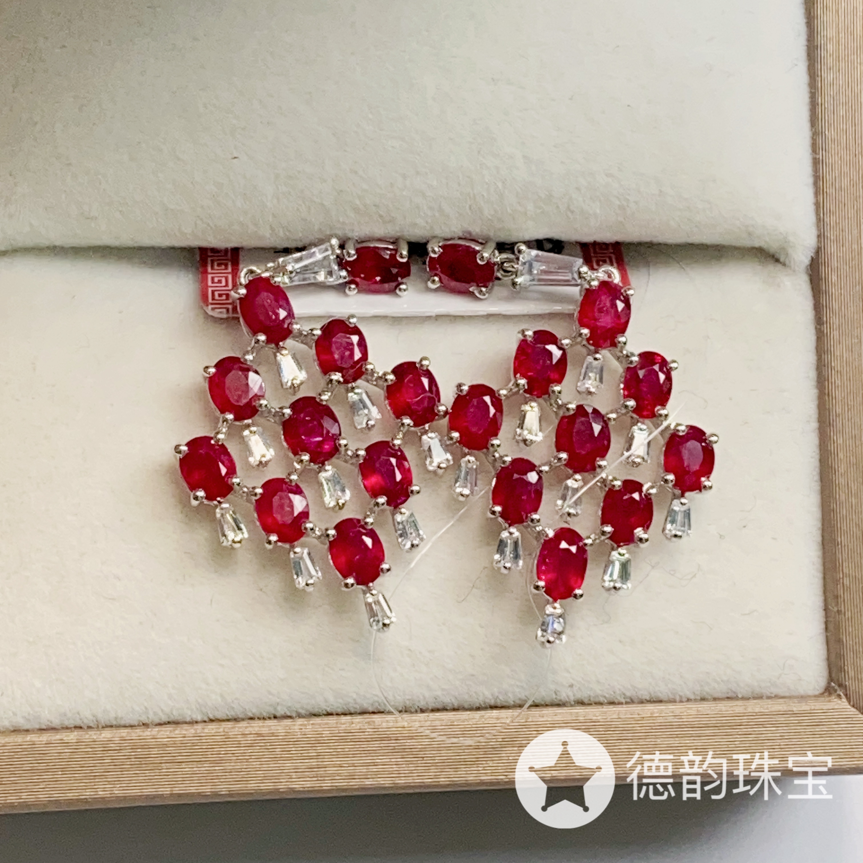 18K金镶嵌红宝石耳饰